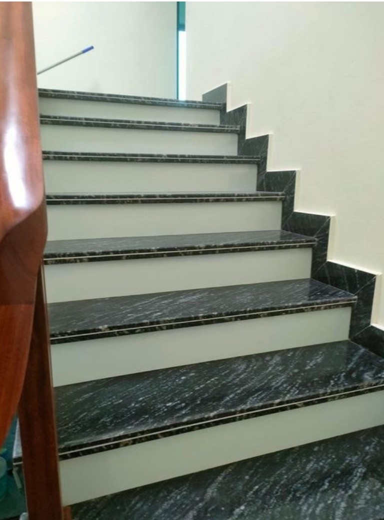 Cách phối màu đá cầu thang với nội thất hiện đại