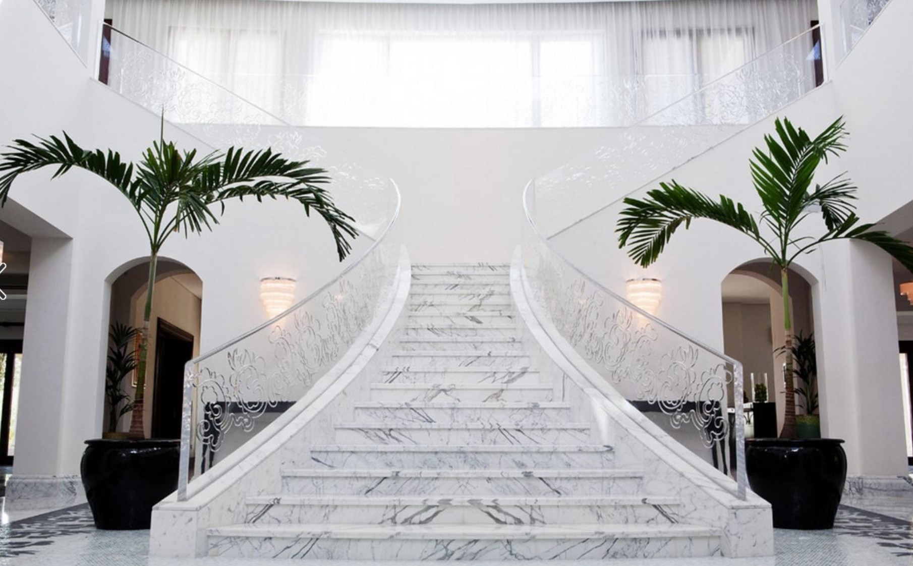 Cách phối màu đá cầu thang với nội thất hiện đại