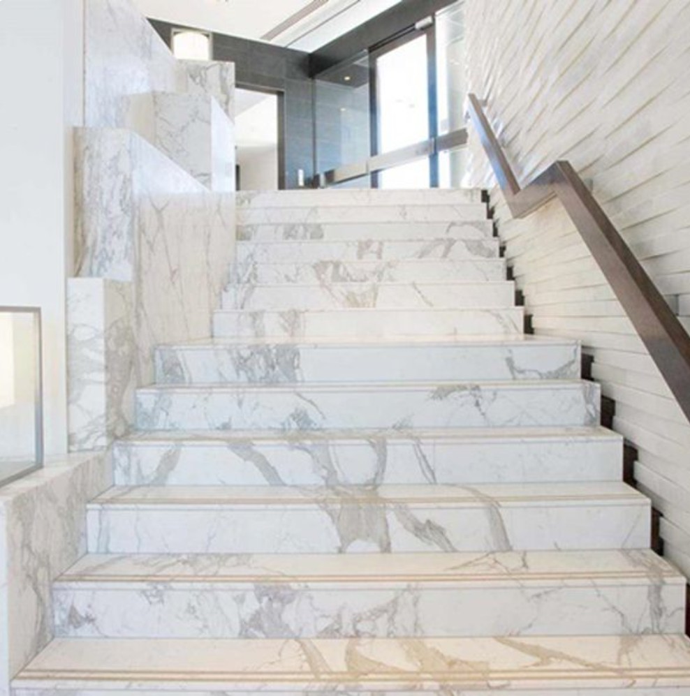Cách phối màu đá cầu thang với nội thất hiện đại