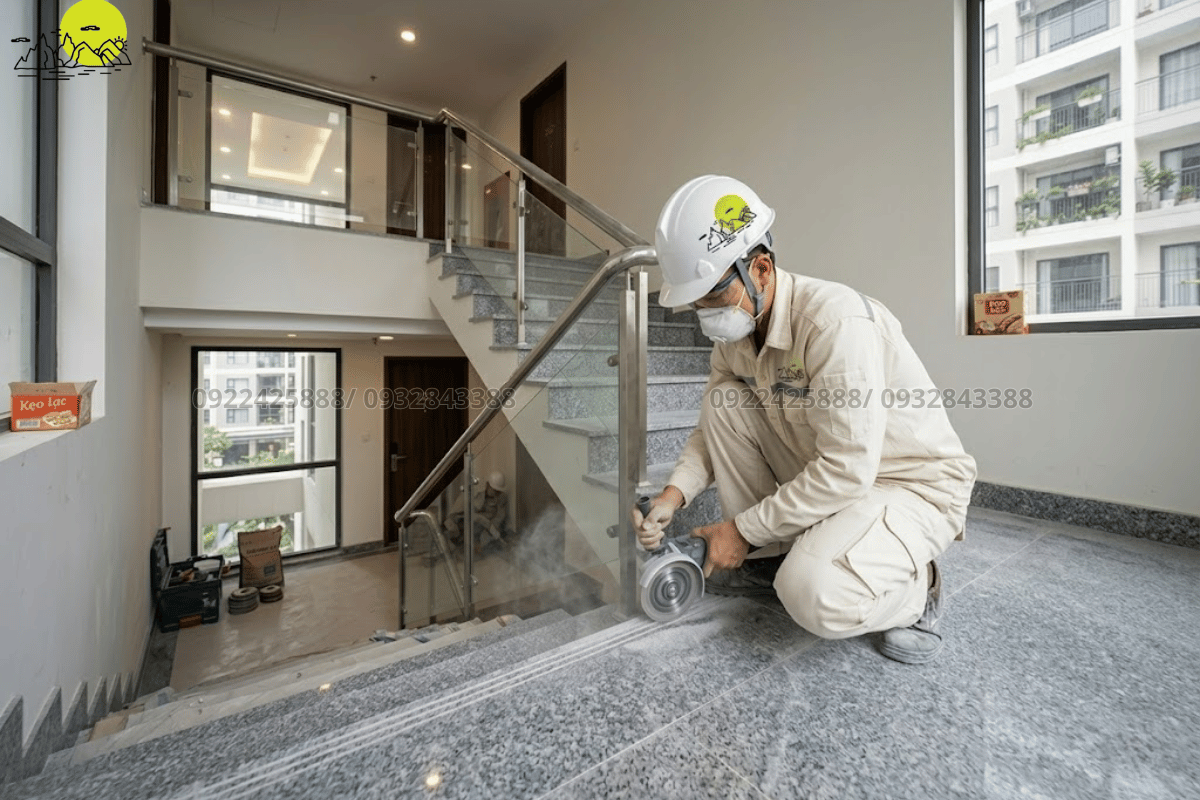 Thợ đá thực hiện mài bo cạnh mòi viền mũi bậc đá cầu thang