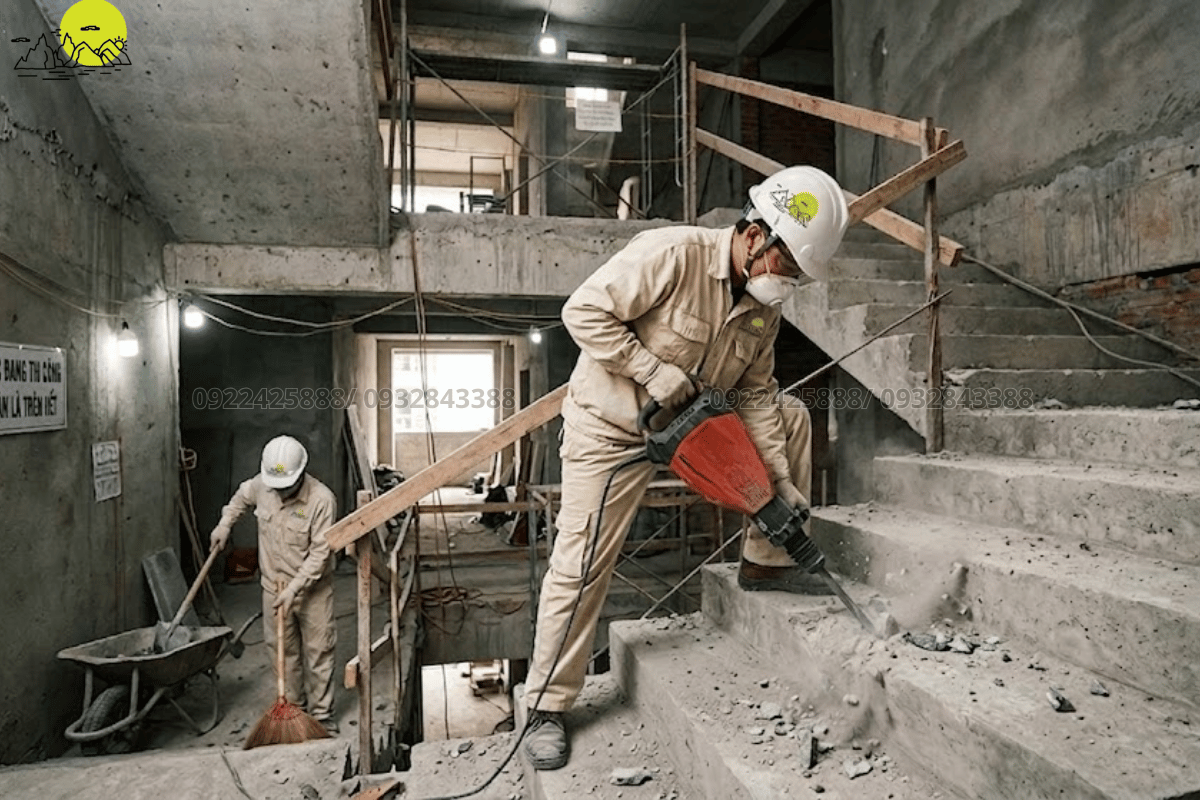 Công đoạn thợ thi công vệ sinh đục tẩy cốt bê tông cầu thang bộ