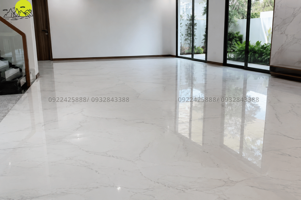 Ứng dụng mẫu đá thạch anh trắng vân mây trong thi công lát sàn phòng khách hiện đại