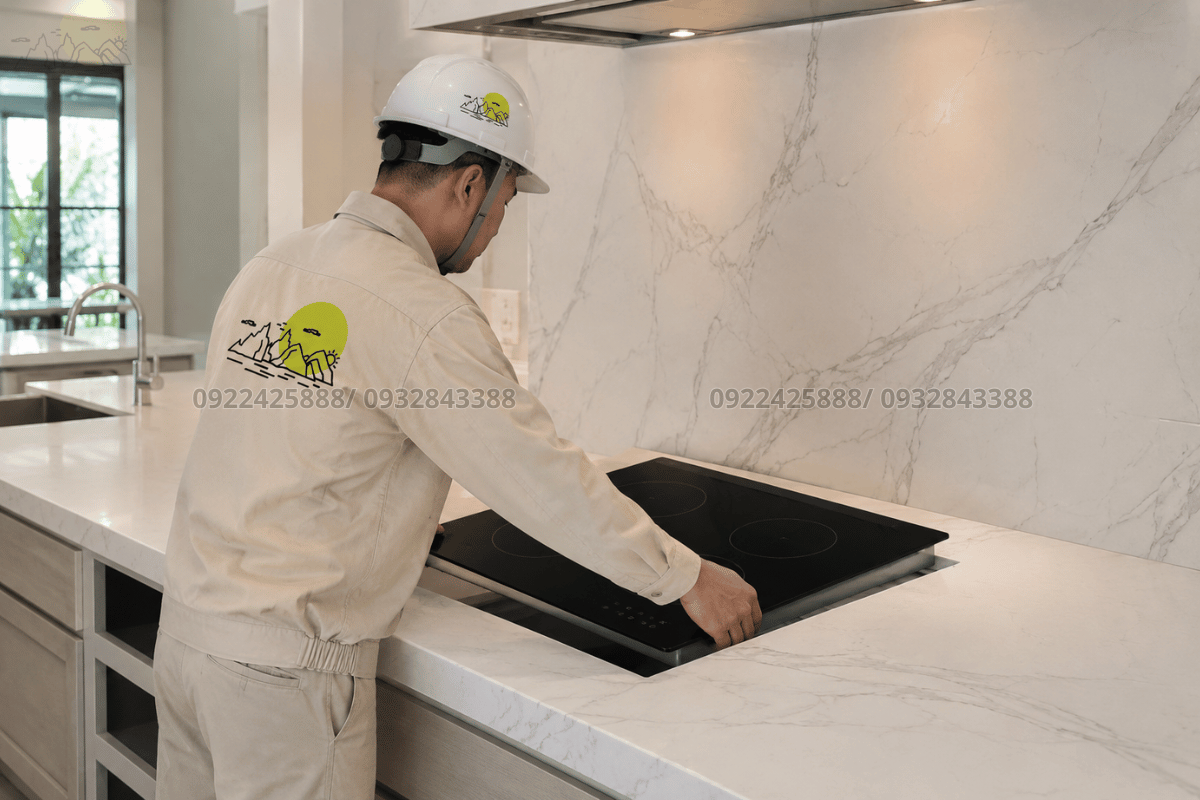 Công đoạn lắp dựng và đấu nối kỹ thuật cho mặt bàn bếp tích hợp bếp từ ẩn