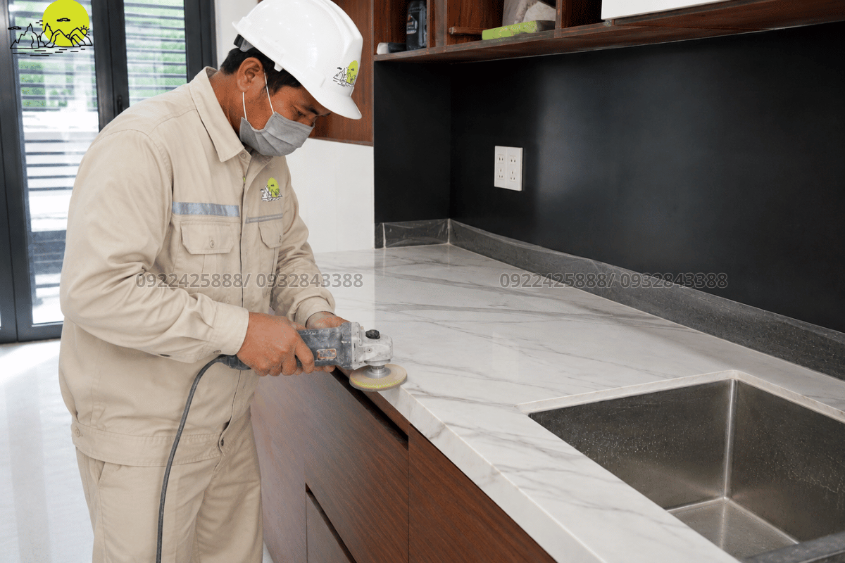 Thợ kỹ thuật tiến hành mài cạnh mòi đá bàn bếp bằng máy chuyên dụng