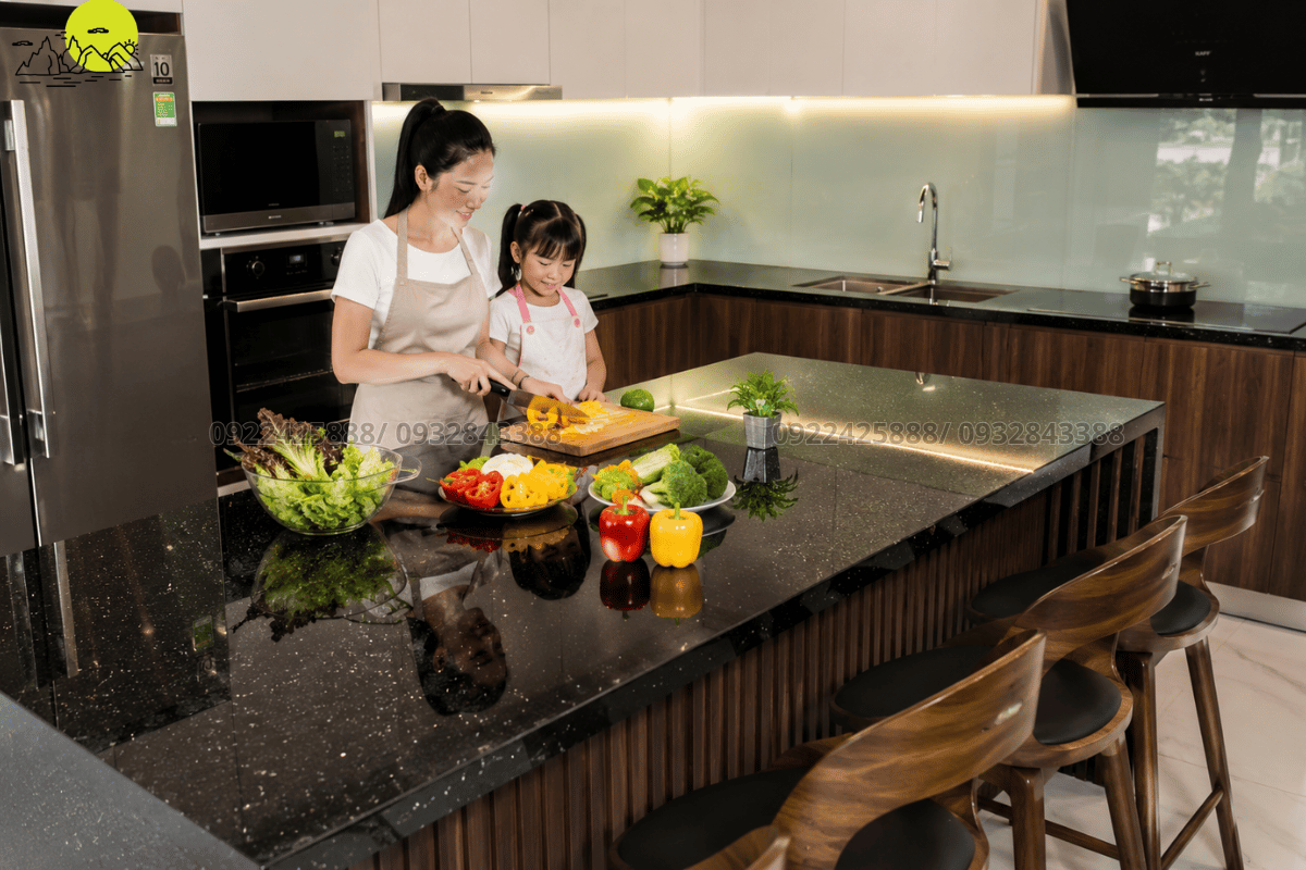 Ứng dụng thực tế đá granite đen kim sa tự nhiên ốp mặt bàn bếp và quầy bar