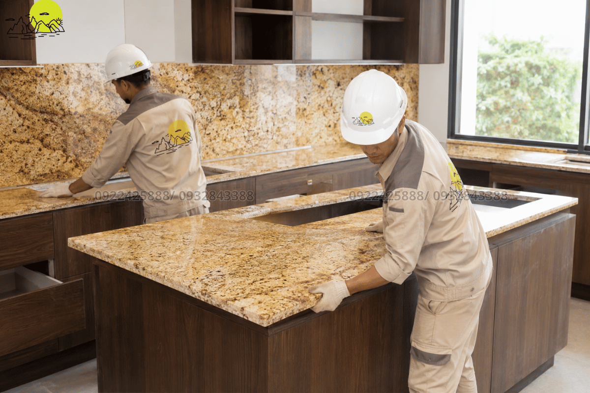Thợ kỹ thuật tiến hành lắp dựng đá granite vàng hoàng gia cho hệ thống bàn bếp