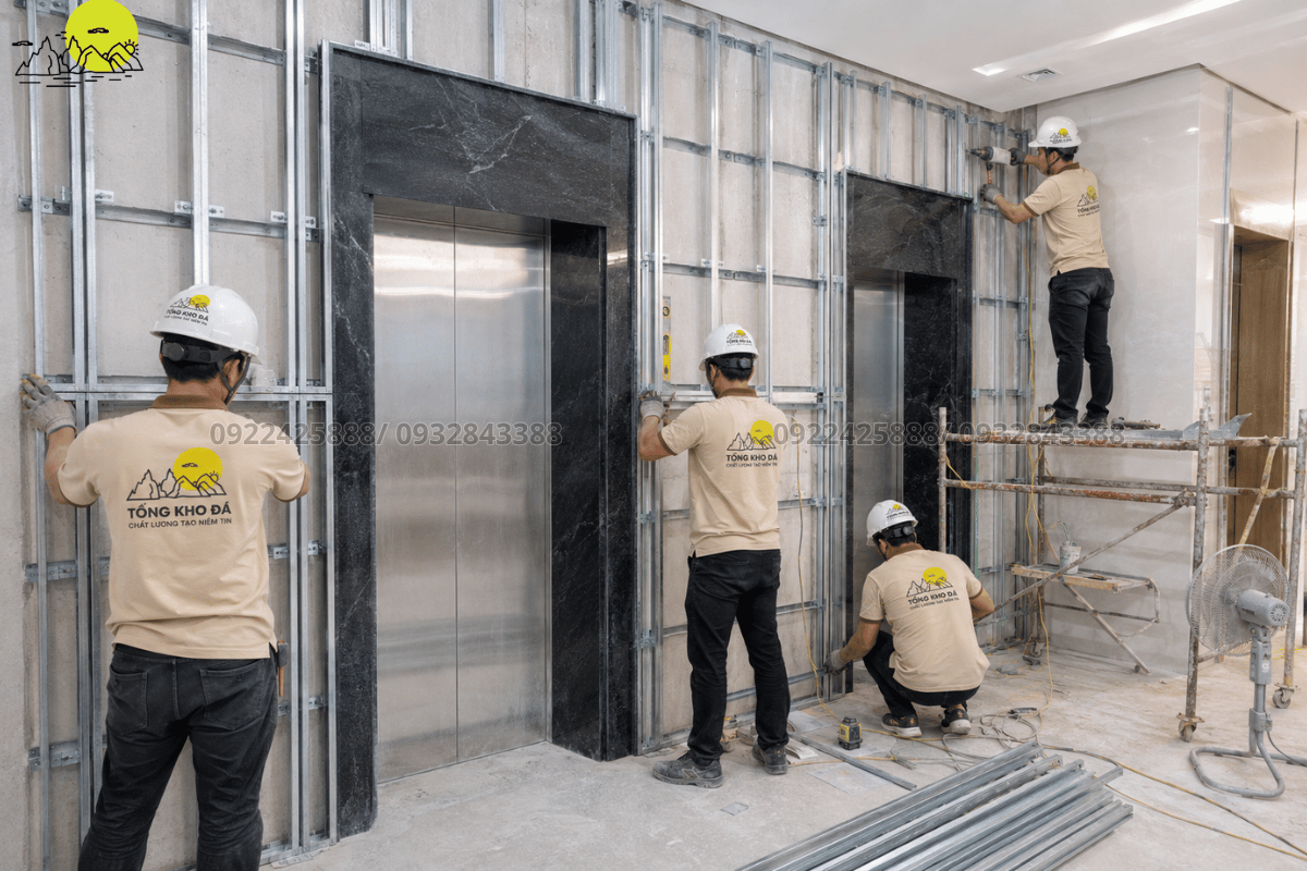 Hình ảnh thi công định vị hệ thống khung xương treo đá thang máy