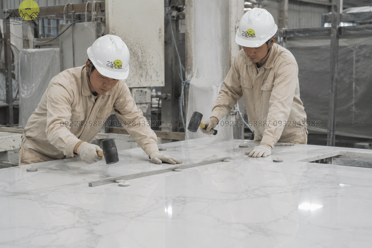 Công đoạn gõ búa cao su điều chỉnh cao độ phẳng và độ dốc thoát nước của mảng đá nằm