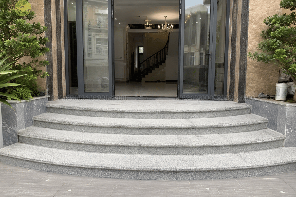 Hình ảnh thực tế bậc tam cấp nhà phố ốp đá Granite trắng Suối Lau băm mặt nhám kiên cố