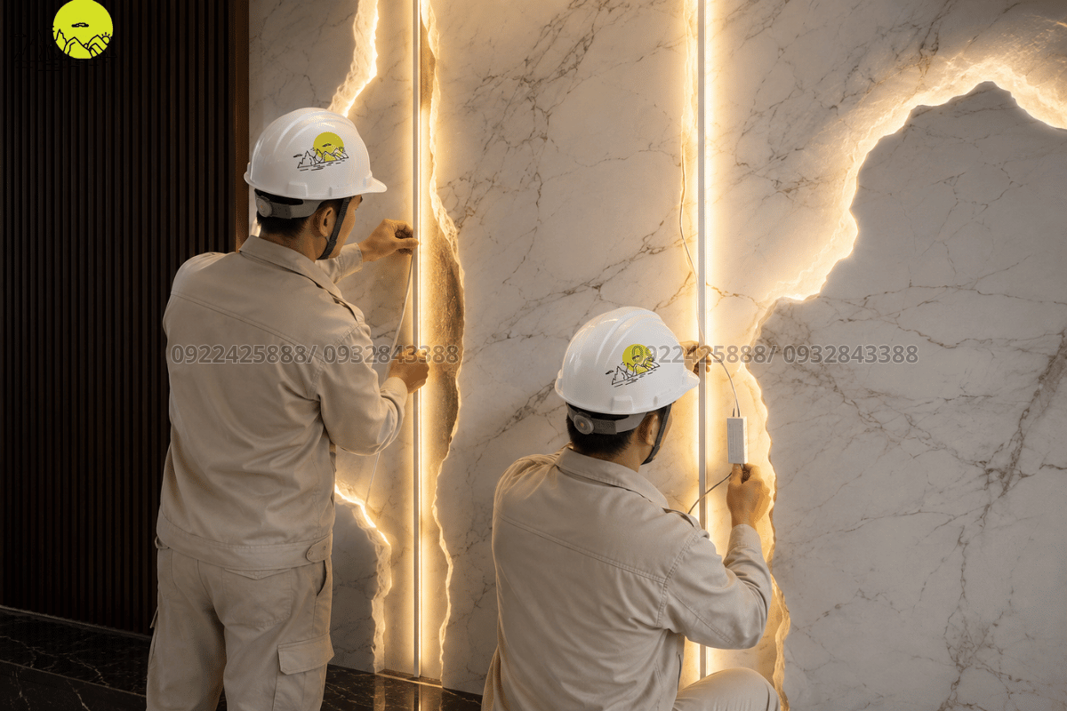 Công đoạn lắp ráp hộc lò sưởi âm vào hệ khung vách đá trang trí phòng khách