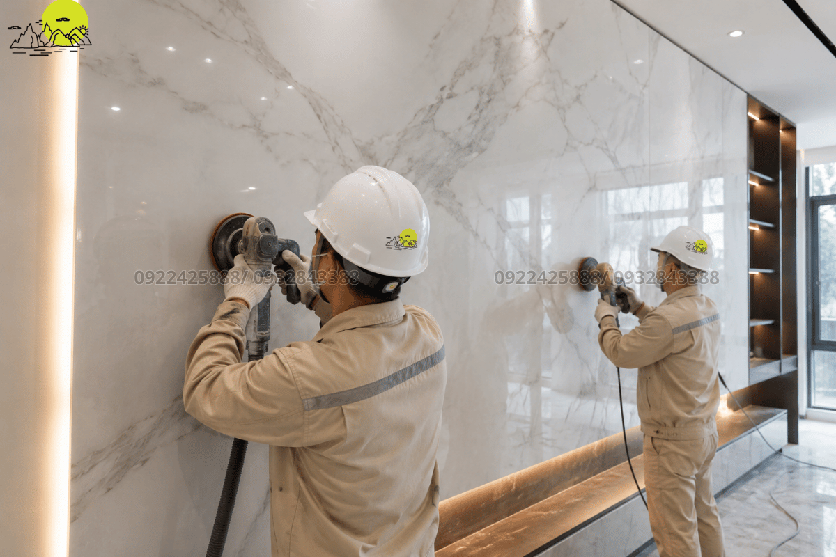 Công đoạn chạy máy mài bóng tăng độ gương sáng lộng lẫy cho diện vách đá phòng khách