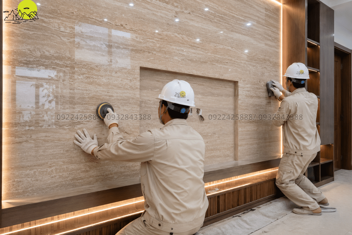 Kiểm tra bề mặt mảng vách tivi và vách trang trí đá Travertine sau khi xử lý lỗ thấm